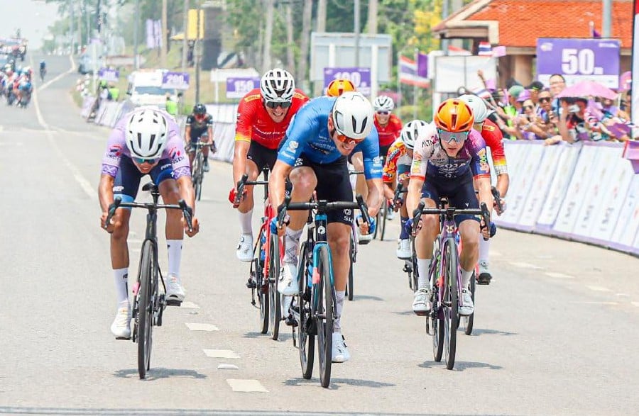 Terengganu Cycling Team's Jesse Ewart (centre) won stage four of the Tour of Thailand today. Pic from Thaicyclingassociation FB page
