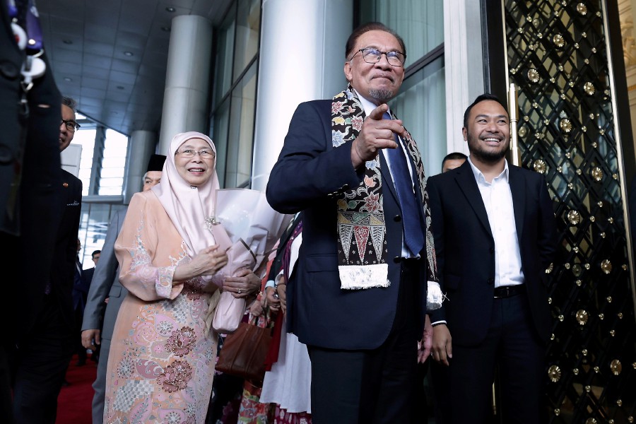 Prime Minister Datuk Seri Anwar Ibrahim arrives in Jakarta to lead the Malaysian delegation to the 43rd Asean Summit and Related Summits beginning Sept 5, 2023. -BERNAMA PIC