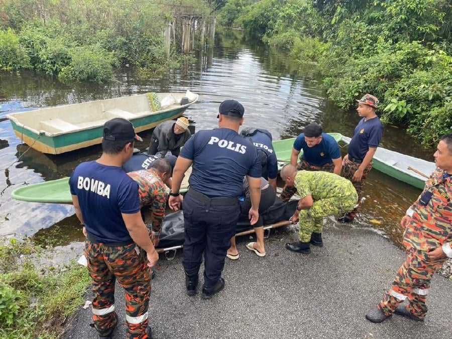 The floods in Kelantan claimed its fourth victim after a 44-year-old man was found drowned today. PIC COURTESY OF PDRM