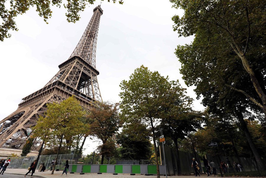 The Eiffel Tower Went Dark in Honor of Las Vegas Shooting Victims