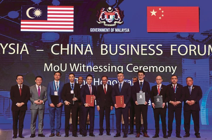 Prime Minister Datuk Seri Anwar Ibrahim (middle) witnessed the exchange of Memorandum of Understanding (MoU) between Paragon Education Sdn Bhd and Illume Research, Sunsuria Berhad & IAT Automobile Technology Co. Ltd and Mutu Nusantara Sdn Bhd and Shanghai DC Science Co. Ltd. during the Malaysia-China Business Forum 2023. -Bernama file pic