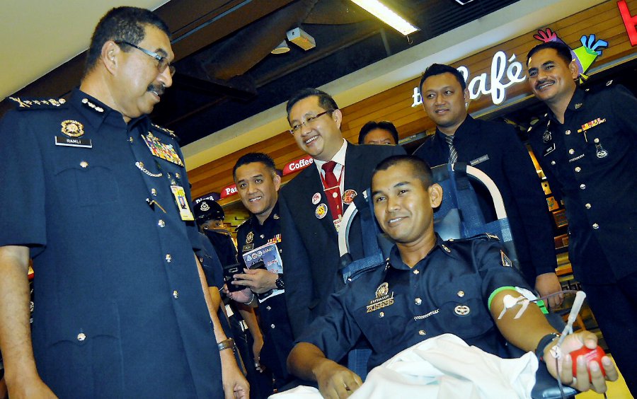 Datuk Ramli Din said this at a blood donation campaign involving more than 400 policemen in conjunction with the 211th Police Day here. (Pic by MOHD ADAM ARININ)