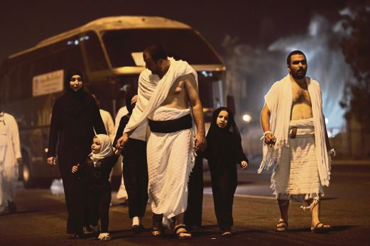 Tears Prayers As 14 Million Muslims Mark Peak Of Hajj New Straits