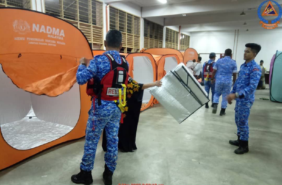 A total of 2,268 flood victims from 655 families are still housed in 16 temporary evacuation centres (PPS) in Rompin and Maran, as of 8am this morning. - Pic courtesy of APM