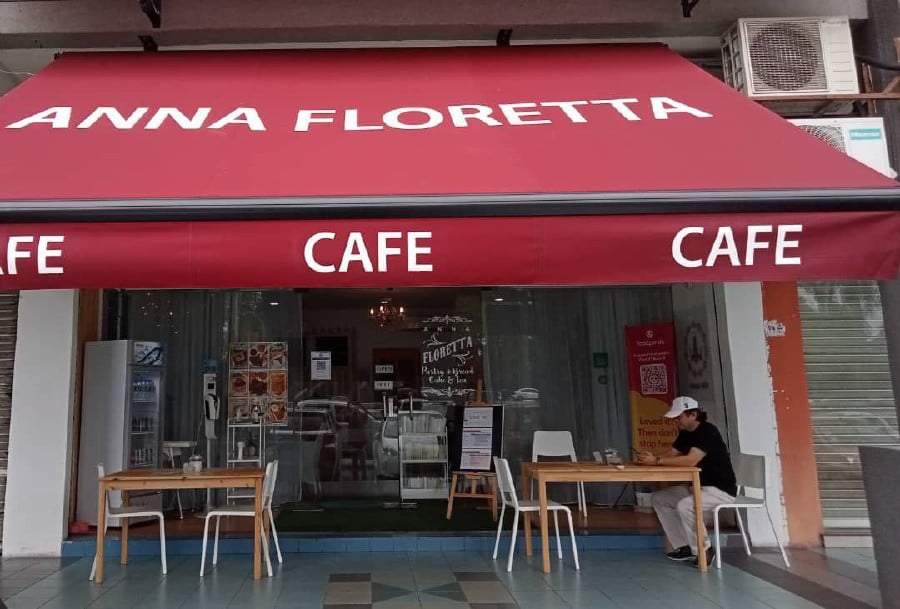 Named after an English flower which is also the title of a novel by Zainal's wife titled "Anna Floretta", the cafe serves simple Western cuisine. 