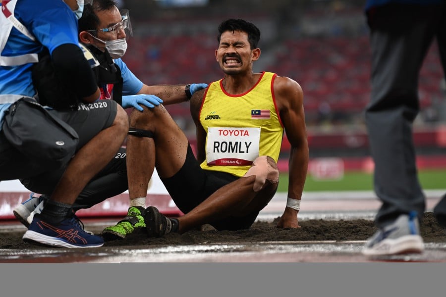 National Paralympic long jump athlete Abdul Latif Romly suffered an injury to his leg during the T20 long jump event of the Tokyo 2020 Paralympic Games at the Olympic Stadium today. -BERNAMA pic
