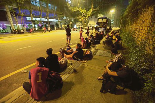 Delayed Buses Leave Passengers Stranded | New Straits Times | Malaysia ...