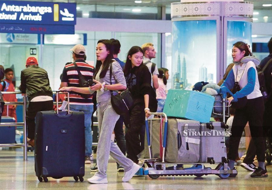  Tourists arriving at the Kuala Lumpur International Airport yesterday. Many tourists say they were not required to fill any digital arrival card when they arrived. PIC BY EIZAIRI SHAMSUDIN