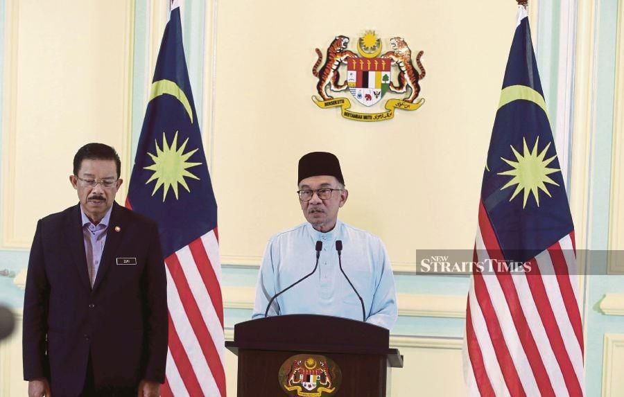  Prime Minister Datuk Seri Anwar Ibrahim announcing his cabinet line-up in Putrajaya on Friday. PIC BY HAIRUL ANUAR RAHIM