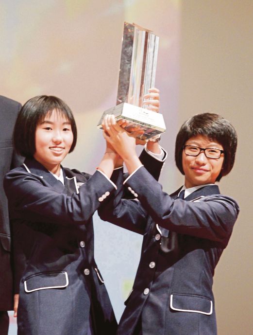  Jubilant SMJK Union students lift the Young Enterprise Challenge Trophy.