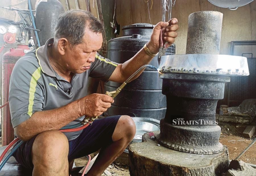 Darwin Kunama, welding metal to make gong at his workshop in Kampung Sumangkap, Kudat. NSTP/AVILA GERALDINE