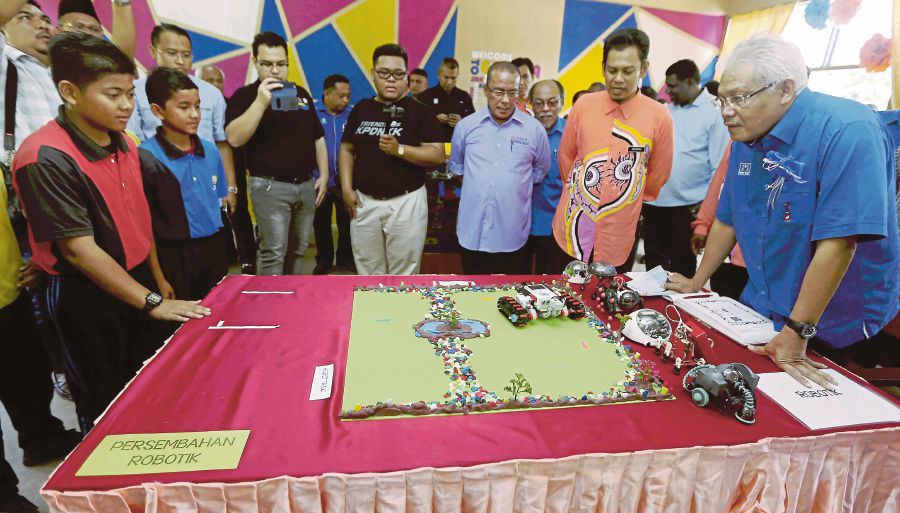  Datuk Seri Hamzah Zainudin looking at a student’s invention during the IP Funtastic programme organised by MyIPO at a school last year. The Domestic Trade, Cooperatives and Consumerism Ministry plans to cooperate with the Education Ministry to introduce topics on IP in the school syllabus. FILE PIC 