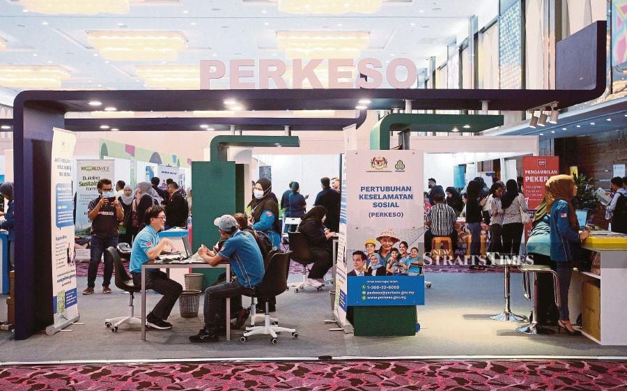  Visitors dropping by the Social Security Organisation’s booth at the MYFutureJobs Career Fair for PwDs and TVET graduates in Shah Alam on Saturday. PIC BY FAIZ ANUAR