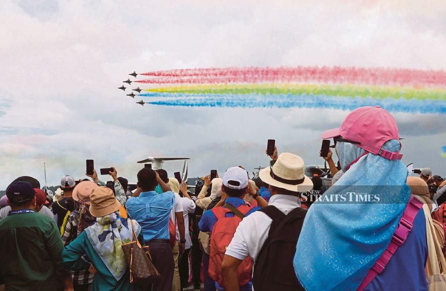  An aerobatic team wowing the crowd at the Langkawi International Maritime and Aerospace exhibition  last month. PIC BY ASWADI ALIAS   
