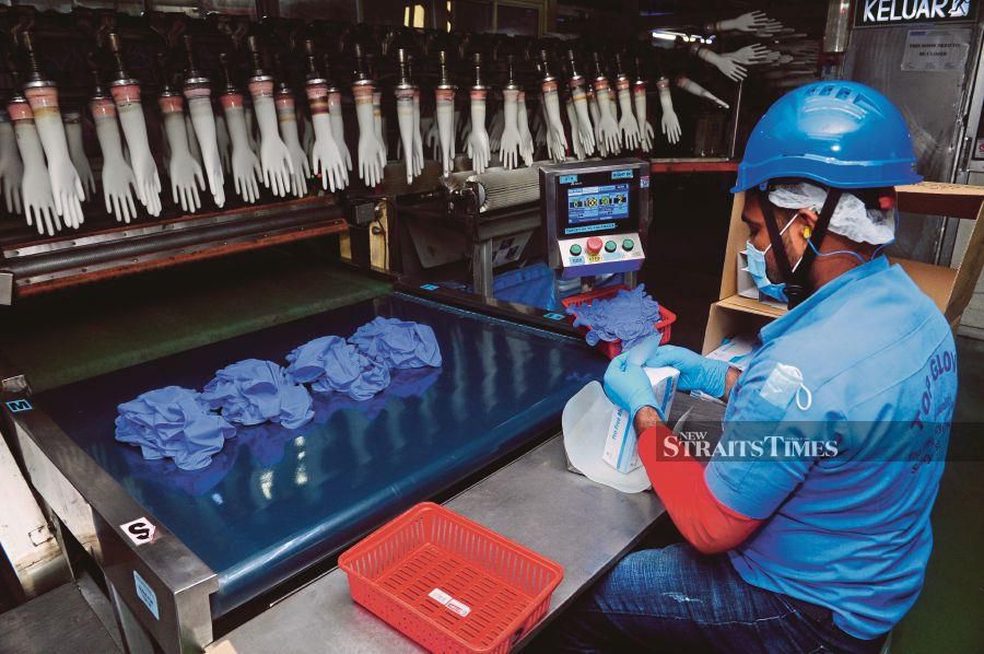 Affin Hwang said given the current lead times for normal glove orders have stretched to more than 18 months, the elevated ASPs can at least sustain until June 2021.-- fotoBERNAMA(2020) HAK CIPTA TERPELIHARA
