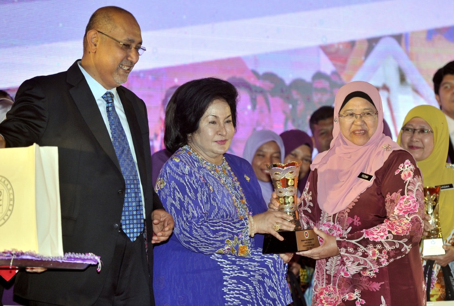 Rosmah Mansor Young Photos / Tiada Telefon Pintar, Tidak Tahu Netizen