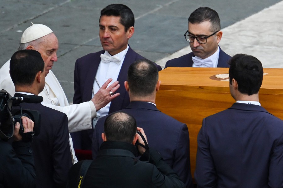 Thousands Mourn Benedict XVI At Funeral Celebrated By Pope | New ...