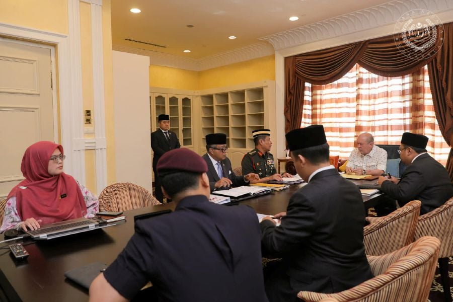 His Majesty Sultan Ibrahim, the King of Malaysia, was presented with a briefing on the management and administration of Istana Negara by palace director of Royal Ceremonies Major General Datuk Indera Zahari Mohd Ariffin, at Istana Negara today. PICTURES COURTESY OF RPO