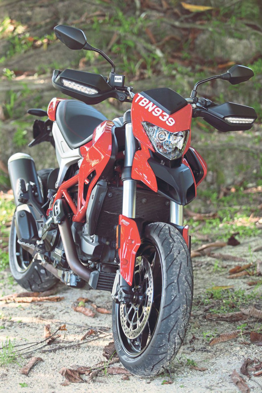 Lightweight and spartan, the Hypermotard accelerates strongly.