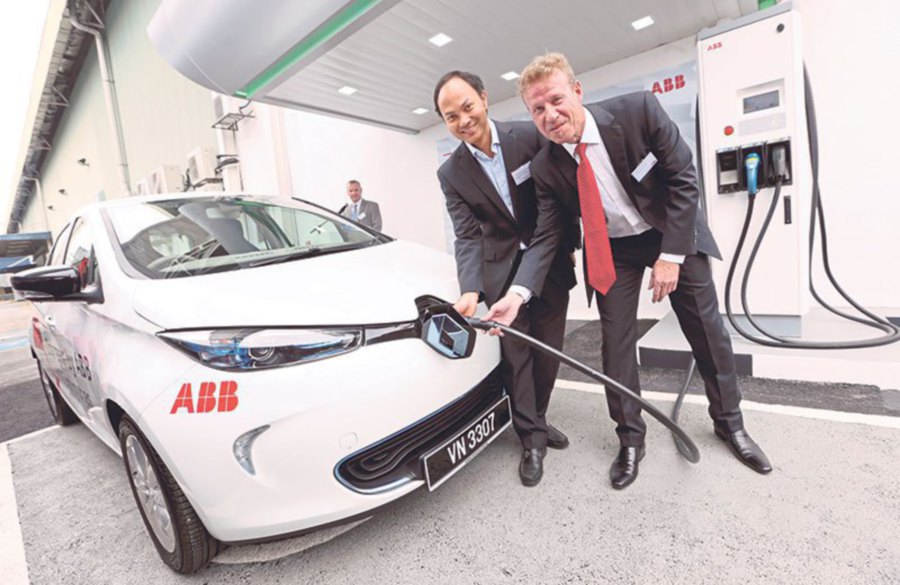 GreenTech Malaysia group chief executive officer Ahmad Hadri Haris (left) and ABB Malaysia Sdn Bhd managing director Jukka Poutanen at the launch of the Terra 53 electric vehicle fast charger held at ABB Malaysia HQ, Subang Jaya.