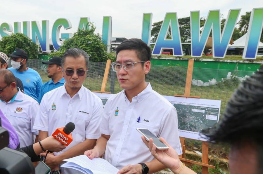 NIBONG TEBAL: Penang state Infrastructure Committee chairman Zairil Khir Johari said that the state government is working on three projects to address the water supply problems in Mukim 5 Sungai Bakap. — NSTP FILE PIC