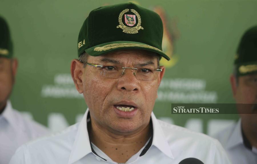 Home Minister Datuk Seri Saifuddin Nasution Ismail will be handing over the name of a National Registration Department (NRD) staff member who had allegedly solicited money from a citizenship applicant, to the Malaysian Anti-Corruption Commission (MACC). -NSTP/SYAHARIM ABIDIN