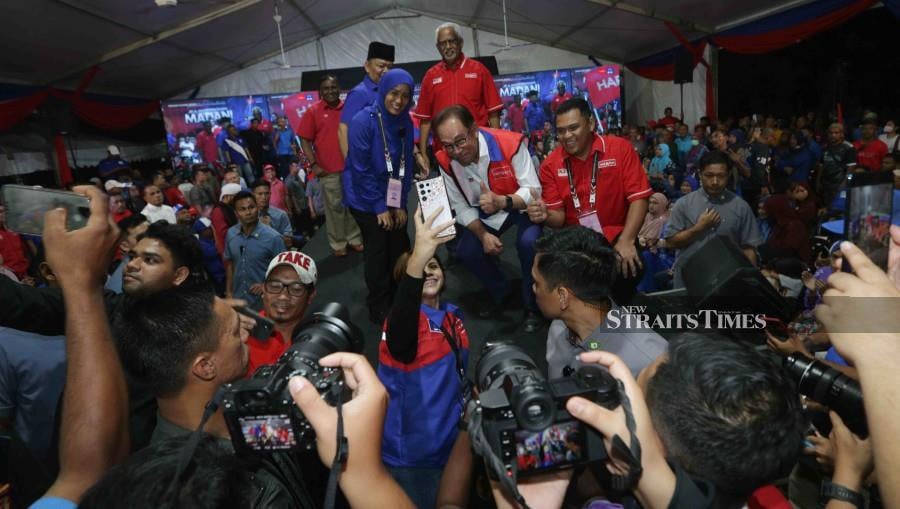 Prime Minister Datuk Seri Anwar Ibrahim attended campaign events in Jeneri and Kupang. -NSTP/SYAHARIM ABIDIN