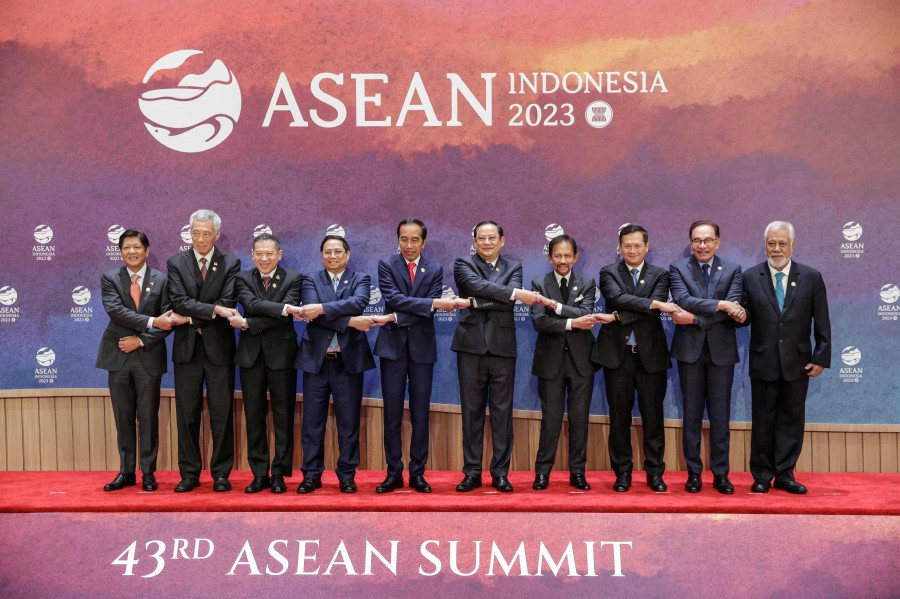 (From left) Philippine’s President Ferdinand Marcos, Singapore's Prime Minister Lee Hsien Loong, Thailand's Permanent Secretary of the Ministry of Foreign Affairs Sarun Charoensuwan, Vietnam's Prime Minister Pham Minh Chinh, Indonesia’s President Joko Widodo, Laos’ Prime Minister Sonexay Siphandone, Brunei's Sultan Hassanal Bolkiah, Cambodia's Prime Minister Hun Manet, Malaysia’s Prime Minister Anwar Ibrahim and East Timor's Prime Minister Xanana Gusmao pose for a family photo during the Asean Summit in Jakarta. -AFP/Adi WEDA
