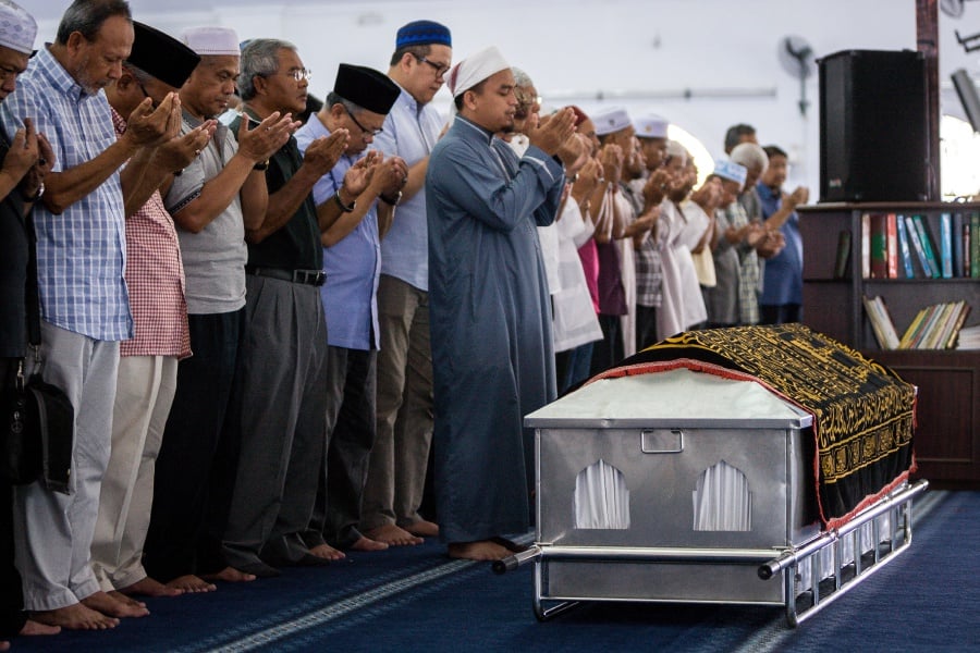  People performing prayers at Masjid Jamek Ar-Rahimah before Rehman Rashid’s funeral in Kuala Kubu Baru, Selangor, yesterday. BERNAMA PIC