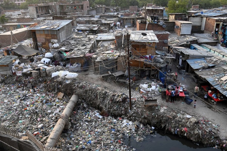 Delhi slum drowning in plastic as Environment Day focuses on India ...