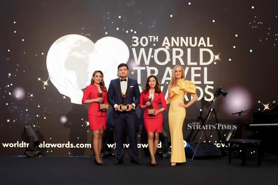 AirAsia X chief executive officer Benyamin Ismail (second from left) at the World Travel Awards Grand Final 2023 in Dubai.