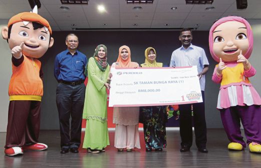  P. Kamalanathan (second from right) presenting a mock cheque to representatives of the overall champion SK Bunga Raya 1. With them is Datuk Aminar Rashid Salleh (second from left). Pic by Muhd Zaaba Zakeria 