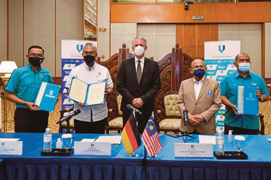 Universiti Malaysia Pahang Vice-Chancellor Professor Datuk Dr Yuserrie Zainuddin (second from left) at the signing of a memorandum of agreement with Mannheim University of Applied Sciences. 