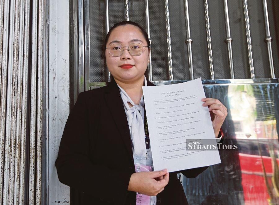 Independent candidate in the Kuala Kubu Baharu by-election, Nyau Ke Xin showing her manifesto recently.NSTP/EIZAIRI SHAMSUDIN