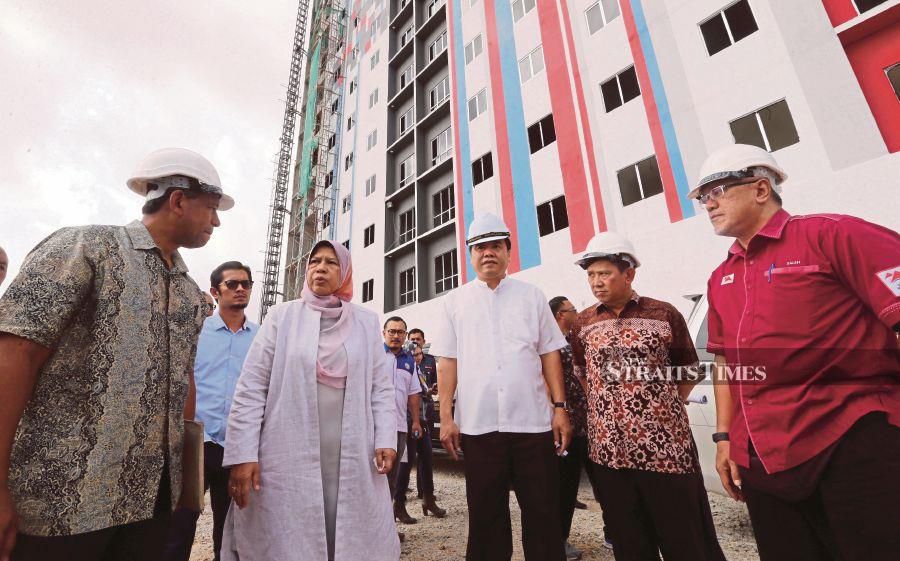 Housing and Local Government Minister Zuraida Kamaruddin (third from left) visiting the Klebang People’s Housing Project site in Melaka yesterday. With her are state Housing, Local Government, Environment and Green Technology Committee chairman Datuk Tey Kok Kiew (third from right) and Klebang assemblyman Gue Teck (second from right). PIC BY RASUL AZLI SAMAD 