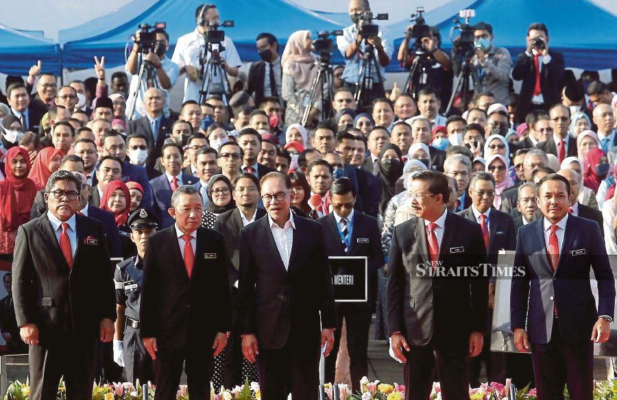 Prime Minister Datuk Seri Anwar Ibrahim meeting civil servants in Putrajaya on Nov 29. PIC BY MOHD FADLI HAMZAH 