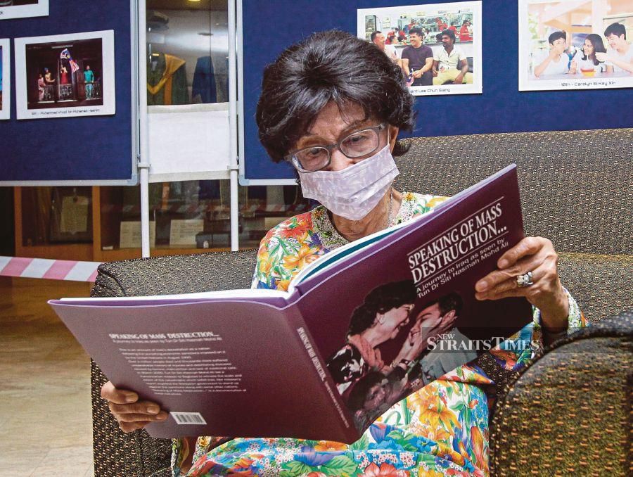 Tun Dr Siti Hasmah Mohd Ali browsing through her coffee table book. -NSTP/AZIAH AZMEE 