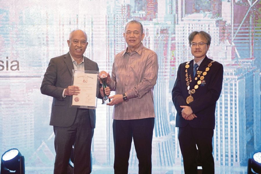 Pengurusan Aset Air Berhad chief executive officer Ir. Zulkiflee Omar (left) receiving the IEM Award for Contribution to Engineering Industry in Malaysia 2024 from Deputy Prime Minister Datuk Seri Fadillah Yusof recently. Looking on is IEM president Prof Dr Jeffrey Chiang Choong Luin. PIC COURTESY OF PAAB