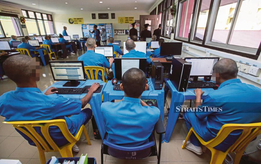 rehabilitation prison prisoners prisons inmates computer kajang training henry inside vocational chance leaf turn malaysia melaka gurney sports jails inset