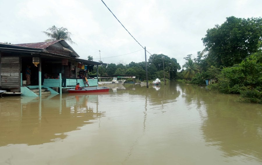 Number of Pahang flood evacuees up to 9,892 despite kinder weather ...