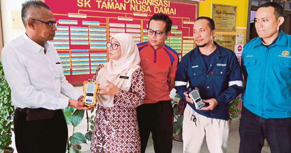 DoE gives air pollution detectors to 111 Pasir Gudang schools | New ...