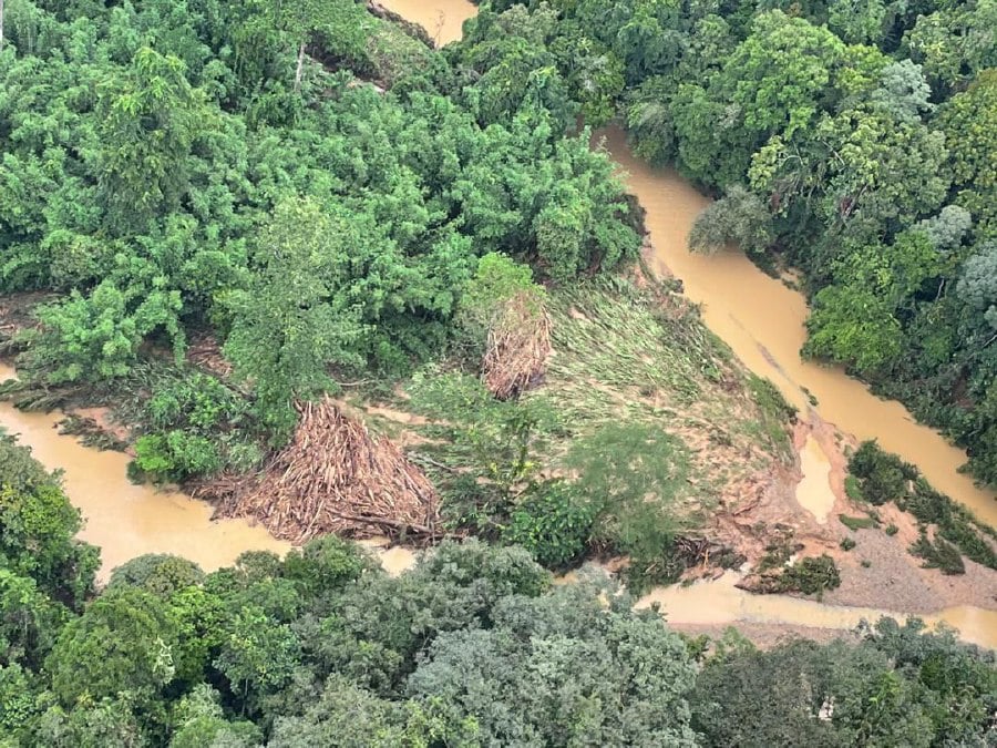 The “massive” log debris in Sungai Katibas in central Sarawak is not due to any logging activities along the tributary of the Rajang River, state Forestry Department director Datuk Hamden Mohammad clarified today.