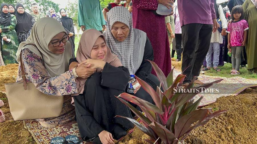 Qaisara Damia Ridwan Effendy, 15, could not hold back her tears, crying out for her parents who had been killed in a car crash in Gua Musang yesterday. NSTP/NOR FAZLINA ABDUL RAHIM