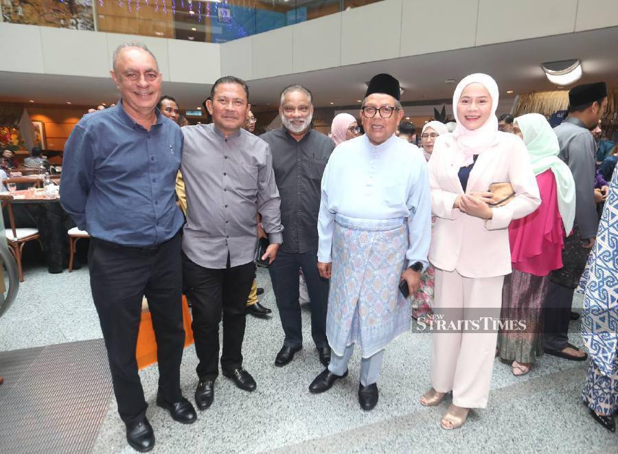 "The SC chairman, Datuk Seri Dr. Awang Adek Hussin (second from right), socializing with the NST group editor, Farrah Naz Karim (right), Berita Harian deputy group editor, M. Thillinadan (left), and NST executive editor, Sharanjit Singh (center), who were also present at the Malaysian Securities Commission's Hari Raya Aidilfitri Celebration at Bukit Kiara, Kuala Lumpur." NSTP/MOHAMAD SHAHRIL BADRI SAALI