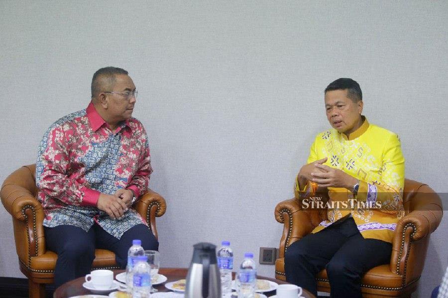 Kedah Menteri Besar Datuk Seri Muhammad Sanusi and Songkhla Governor Somnuk Promkheaw in a met during a courtesy call at Wisma Darul Aman here today. NSTP/AHMAD MUKHSEIN MUKHTAR