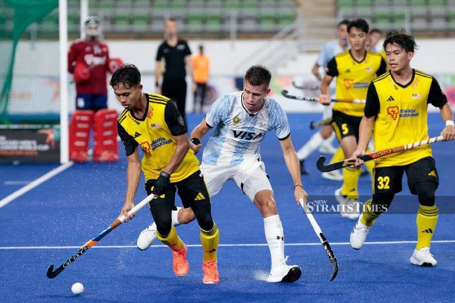Malaysia played like champions in their opening match, and then lost all sense of consistency to be bullied by World No. 1 Argentina who breezed with a 4-0 victory in Group A of the Junior World Cup on Wednesday. NSTP/AIZUDDIN SAAD