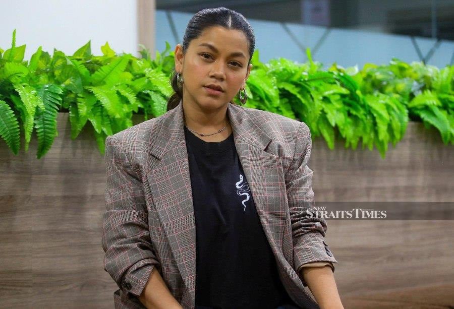 Kaka Azraff says she is now more confident to be an independent singer, following the termination of her contract with Warner Music Malaysia on Dec 1 last year.– NSTP file pic