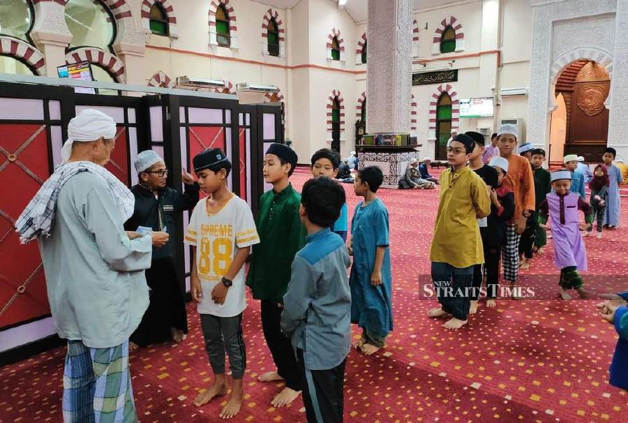 The Hadhari Mosque here in Jertih has been distributing 'pocket money' of RM7 in the hope of attracting young children below the age of 15 to come and perform Subuh and Isyak prayers in congregation at the mosque. -NSTP/NURUL FATIHAH SULAINI