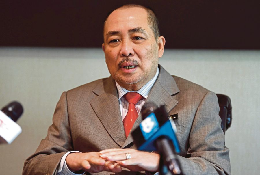  Sabah Chief Minister Datuk Seri Hajiji Noor today assured the state’s flood victims that the state government would help reduce their burden by rendering cash and food aid. - Bernama file pic