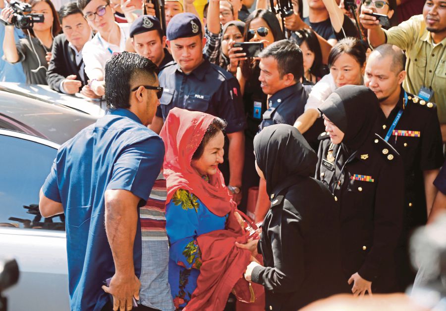 Rosmah arrives at MACC's HQ in Putrajaya NSTTV | New ...